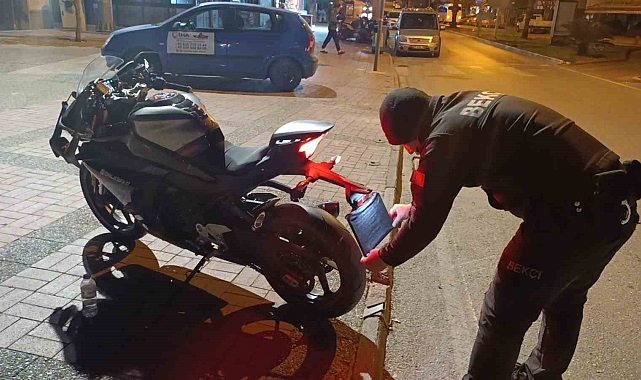 Motosikletin plakasını bereyle kapatan sürücü kaza yapınca ceza yedi