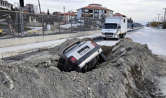 Otomobil Kazılan Çukura Düştü! Burdur'da Yol Çalışması Kazaya Neden Oldu