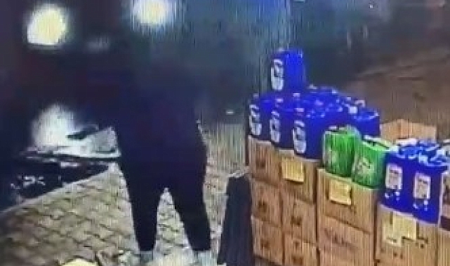 Otomobil markete daldı, ezilmekten son anda kurtuldu