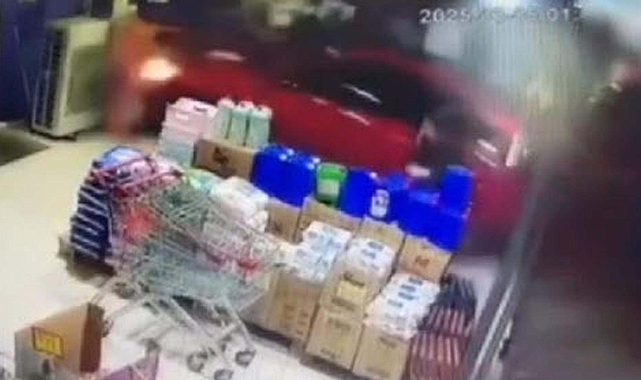 Otomobilin markete girdiği kaza kamerada