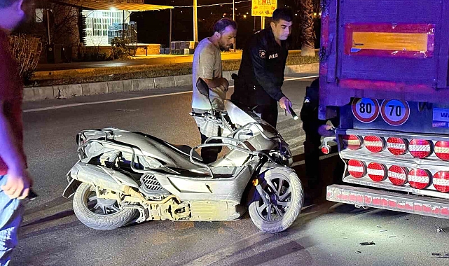 Park halindeki tıra çarpan motosikletin sürücüsü yaralandı