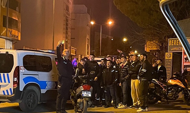Polisten gençlere önce uyarı ve bilgilendirme, sonra selfie