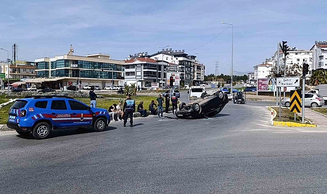 Refüj bordürüne çarptı, yolun ortasına devrildi