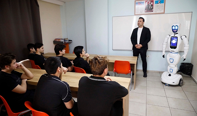 Robot Öğretmenden Ada'dan Öğrencilere: Kadına Şiddete Sessiz Kalmayın