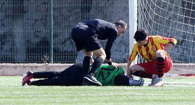 Sakatlanan kaleciye ilk müdahale sağlıkçı hakemden