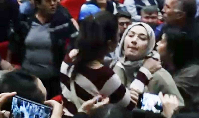 Sendika üyesi kadın, başörtülü basın mensubunun boğazını sıktı