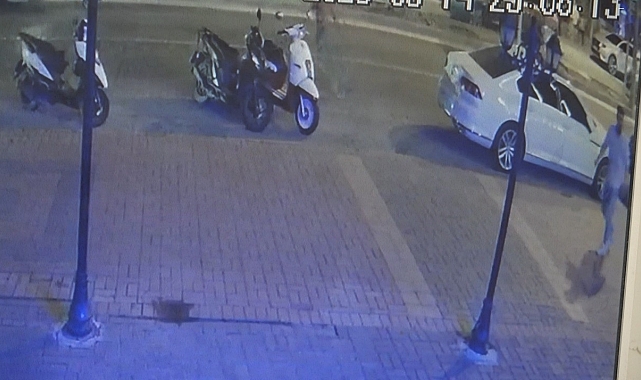 Sokak ortasında tartıştığı kişiyi bıçaklayıp kaçtı