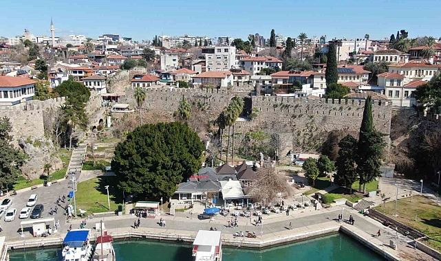 Tarihi Kaleiçi surları çökme tehlikesiyle karşı karşıya