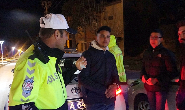 Trafik polisinden motosikletli gençlere 'Ananızı, babanızı düşünün' uyarısı