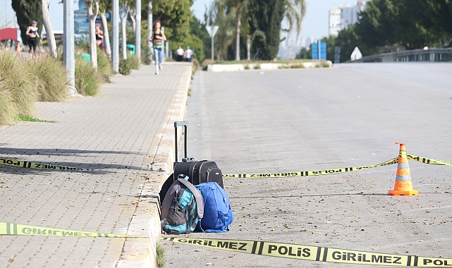 Yol kenarına bırakılan valiz ve çantadan kıyafet çıktı