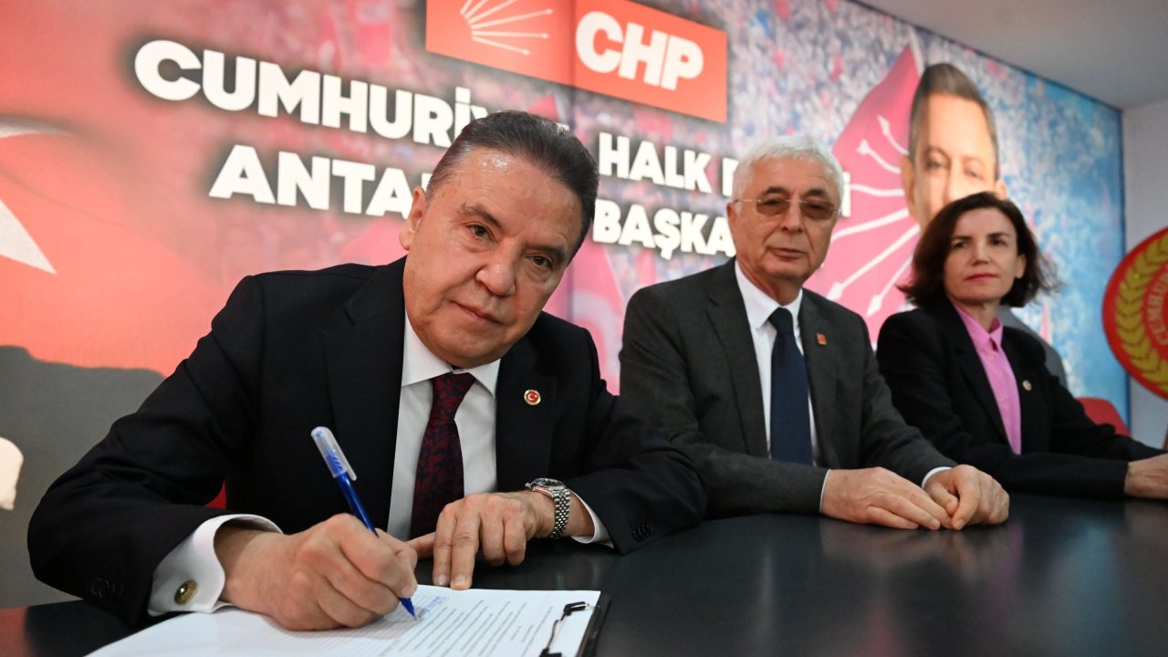 Antalya'da ilk imza Başkan Böcek'ten