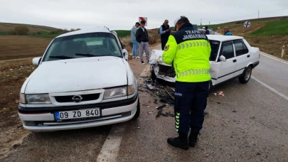 Isparta’da iki otomobil çarpıştı: 5 yaralı