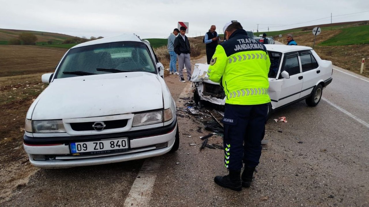 Isparta’da iki otomobil çarpıştı: 5 yaralı