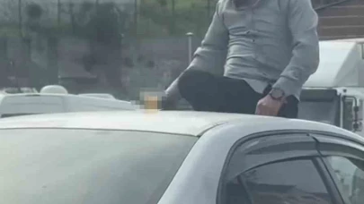 Canını hiçe sayarak otomobilin üzerinde alkol tüketen şahsın keyfi pes dedirtti