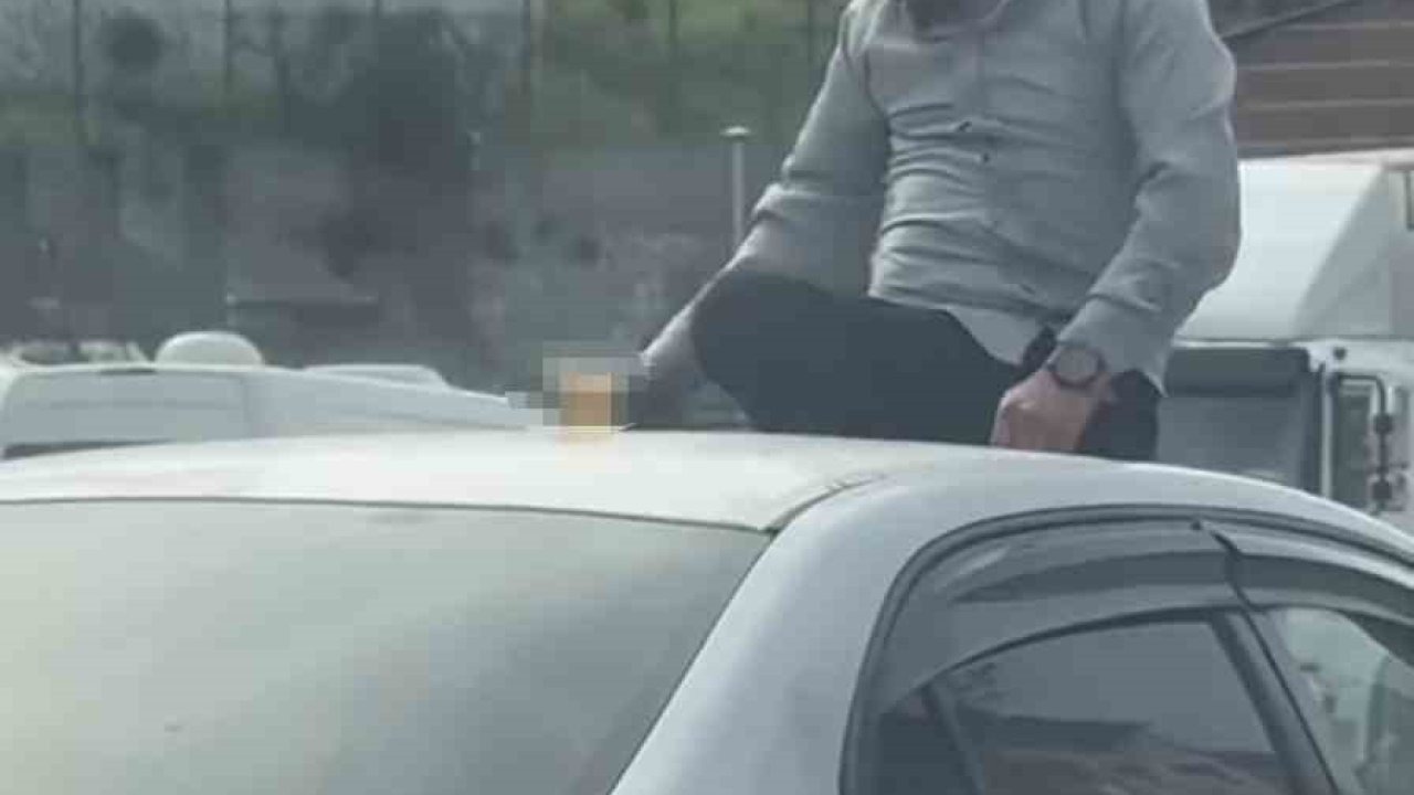 Canını hiçe sayarak otomobilin üzerinde alkol tüketen şahsın keyfi pes dedirtti