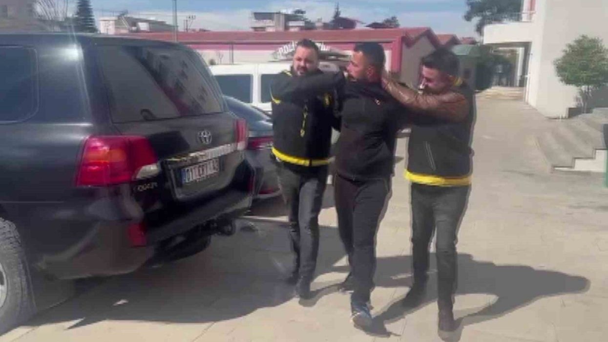 O anlar kamerada: Duvar delip iş yeri soydu, yakalanınca inkar etti