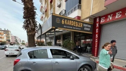 Kontrolden çıkan araç kafeye daldı: O anlar kameraya yansıdı