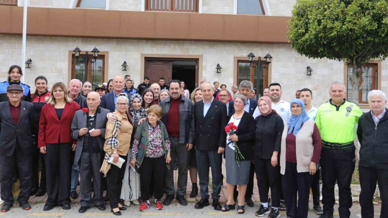 Huzurevi sakinlerine bayram ziyareti