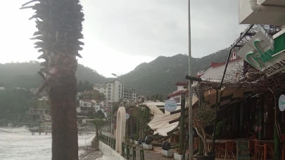 Marmaris’te fırtına etkili oldu: Tekneler kıyıya vurdu, çatılar çöktü