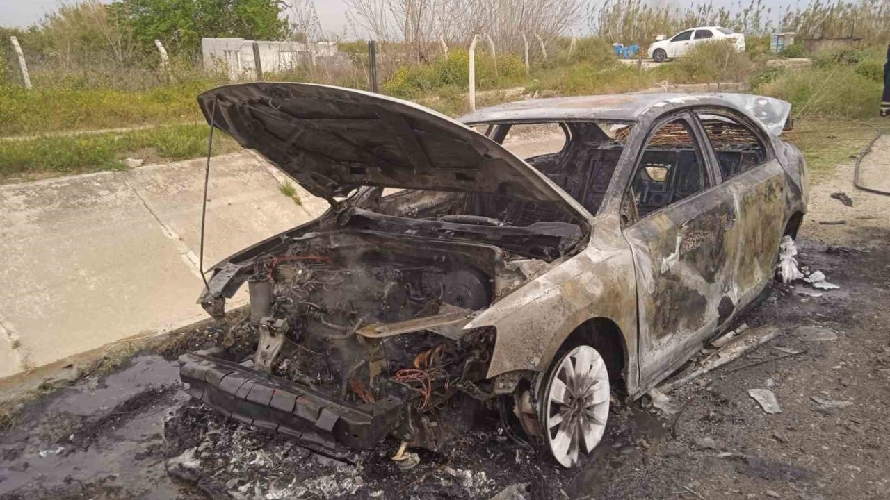 İki farklı yerde yanan otomobiller demir yığınına döndü