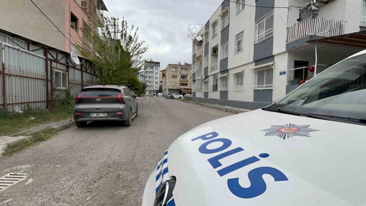 Hatay’da şiddetli fırtına: Su deposu devrildi, konteynerleri uçurdu