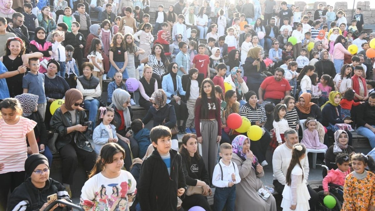 Çocuklar bayram şenliğinde doyasıya eğlendi