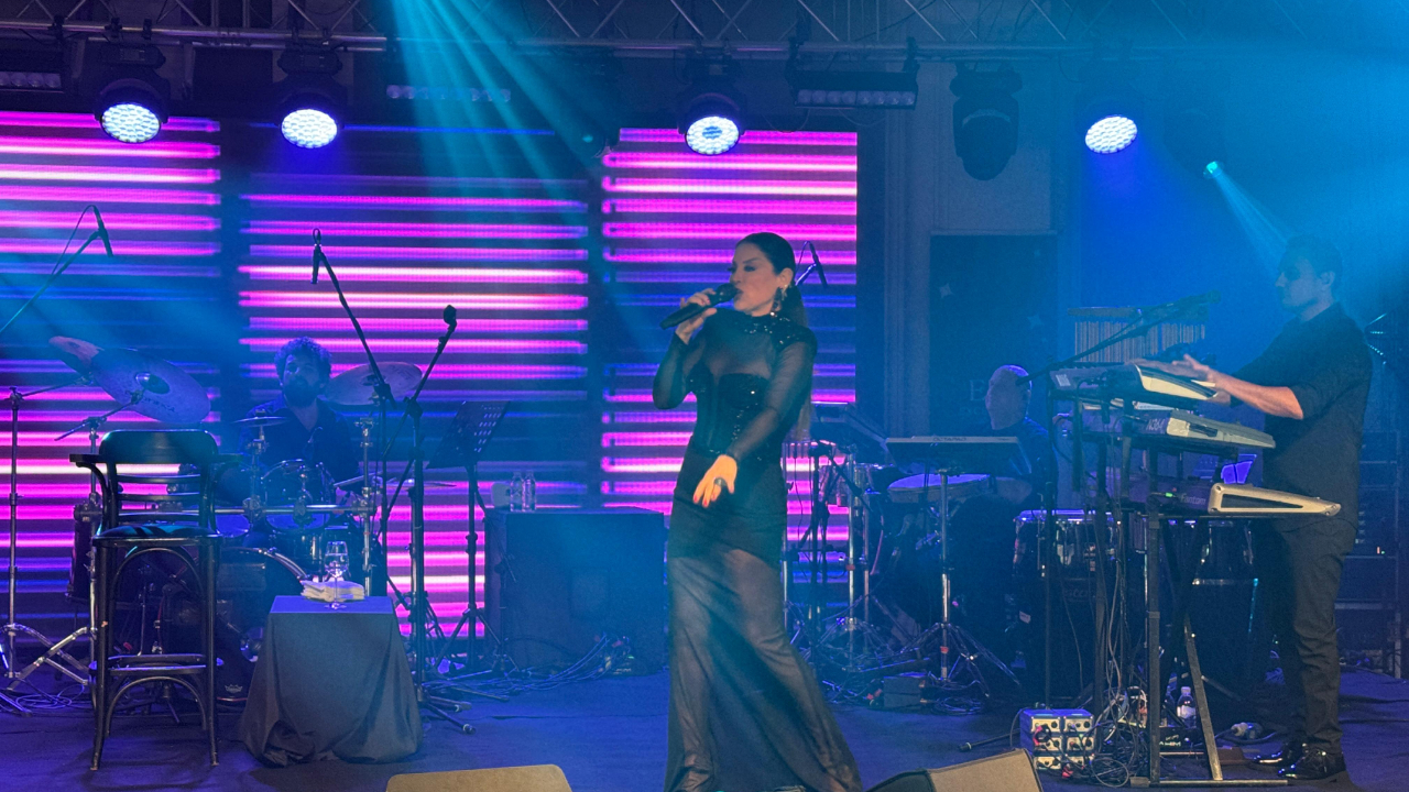 Şarkıcı Aşkın Nur Yengi, Antalya'da konser verdi