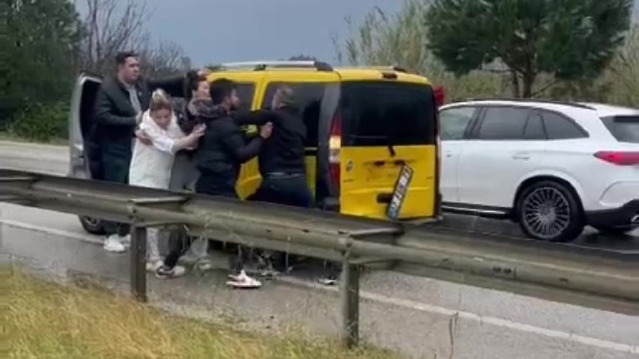 Kaza sonrası sürücülerin tekme tokat kavgası kamerada