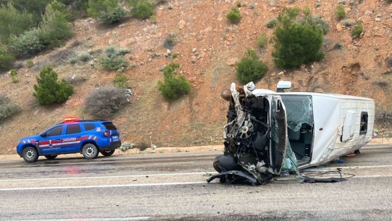 Servis minibüsü devrildi: 10 yaralı