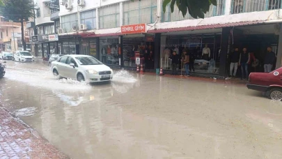 Silifke’de kuvvetli yağış, cadde ve iş yerlerini sular altında bıraktı