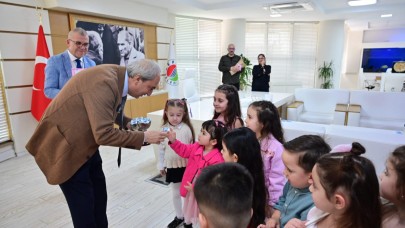 Kocagöz, çocuklarla bayramlaştı