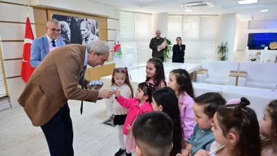 Kocagöz, çocuklarla bayramlaştı