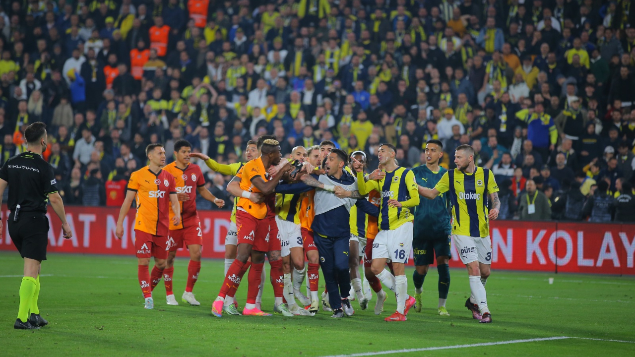 Derbide son anlarda saha karıştı
