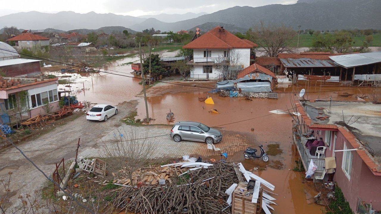 Şiddetli Yağış Taşkınlara Neden Oldu