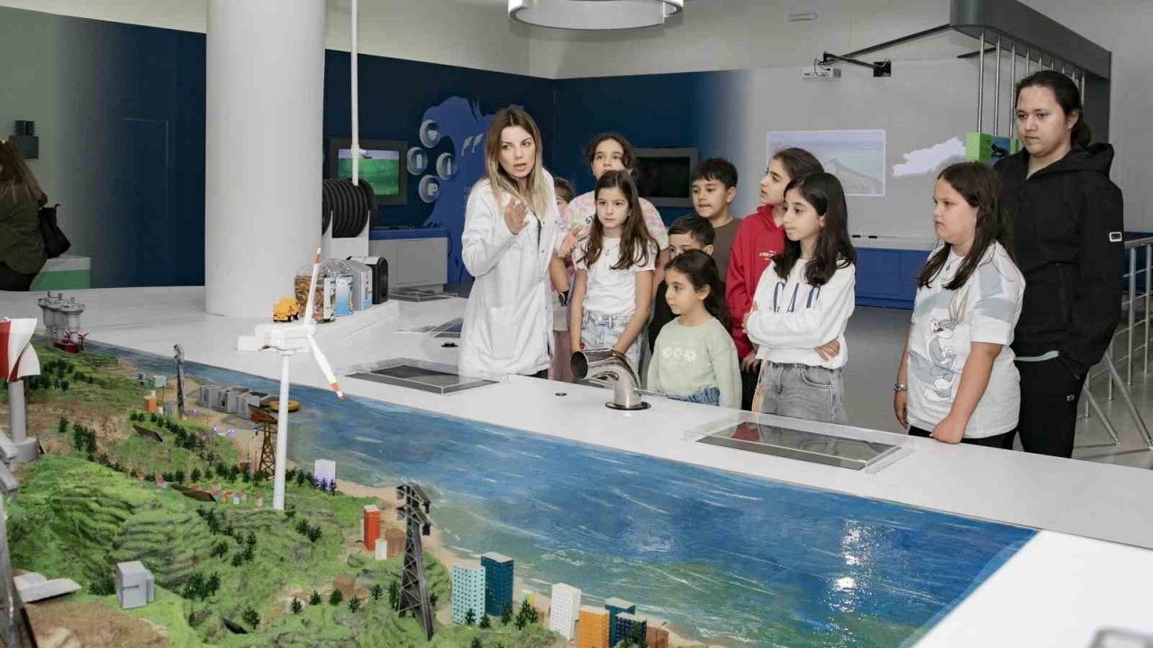 Çocuklar, İklim ve Çevre Bilim Merkezinde Eğlenerek Öğreniyor