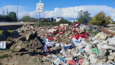 Kundu-Belek Yol Kenarı Adeta Çöplüğe Döndü