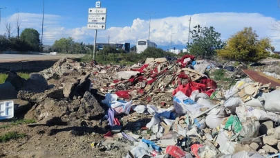 Kundu-Belek Yol Kenarı Adeta Çöplüğe Döndü