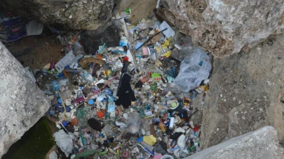 Antalya Yat Limanı’nda Çöp Yığınları Dikkat Çekiyor