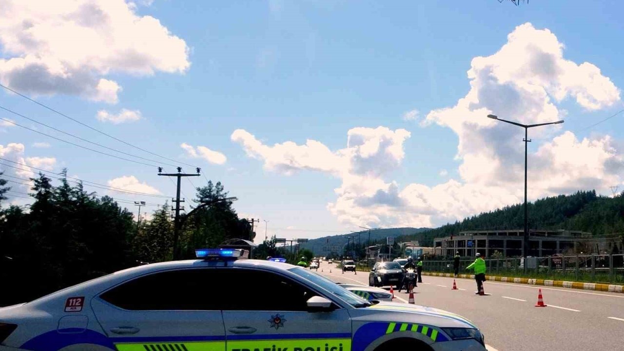 Trafik Ekipleri Denetimlerine Devam Ediyor