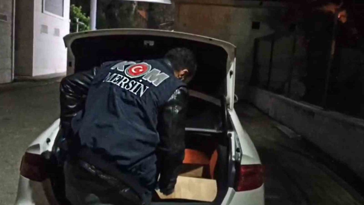 Otomobil Değil Silah Deposu: 44 Tabanca Ele Geçirildi