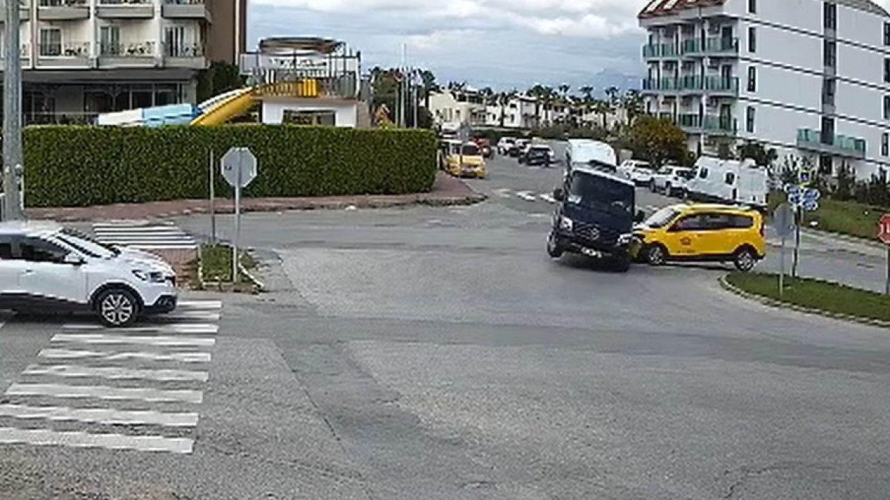 Minibüs ile Ticari Taksi Kavşakta Çarpıştı: 2’si Turist 3 Yaralı