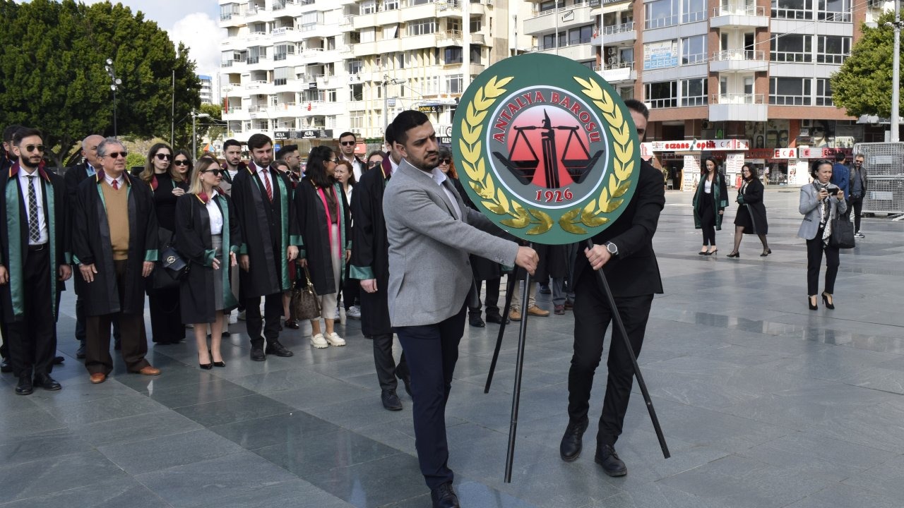 Avukatlar Çelenk Sundu