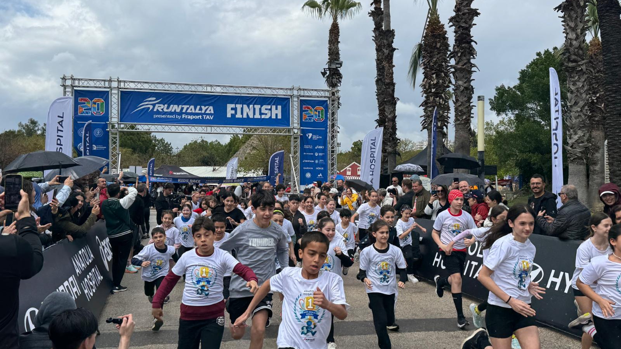Antalya'da Minikler Yağmur Altında Maraton Koştu