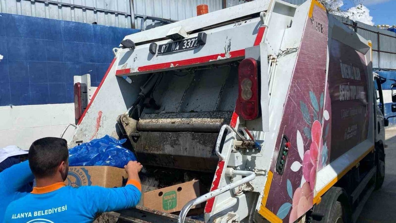 Alanya’da 85 kilo kokmuş balık imha edildi