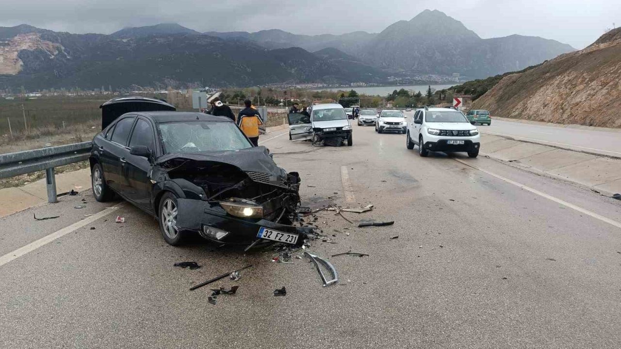 Isparta’da iki araç kafa kafaya çarpıştı: 3’ü ağır 8 yaralı