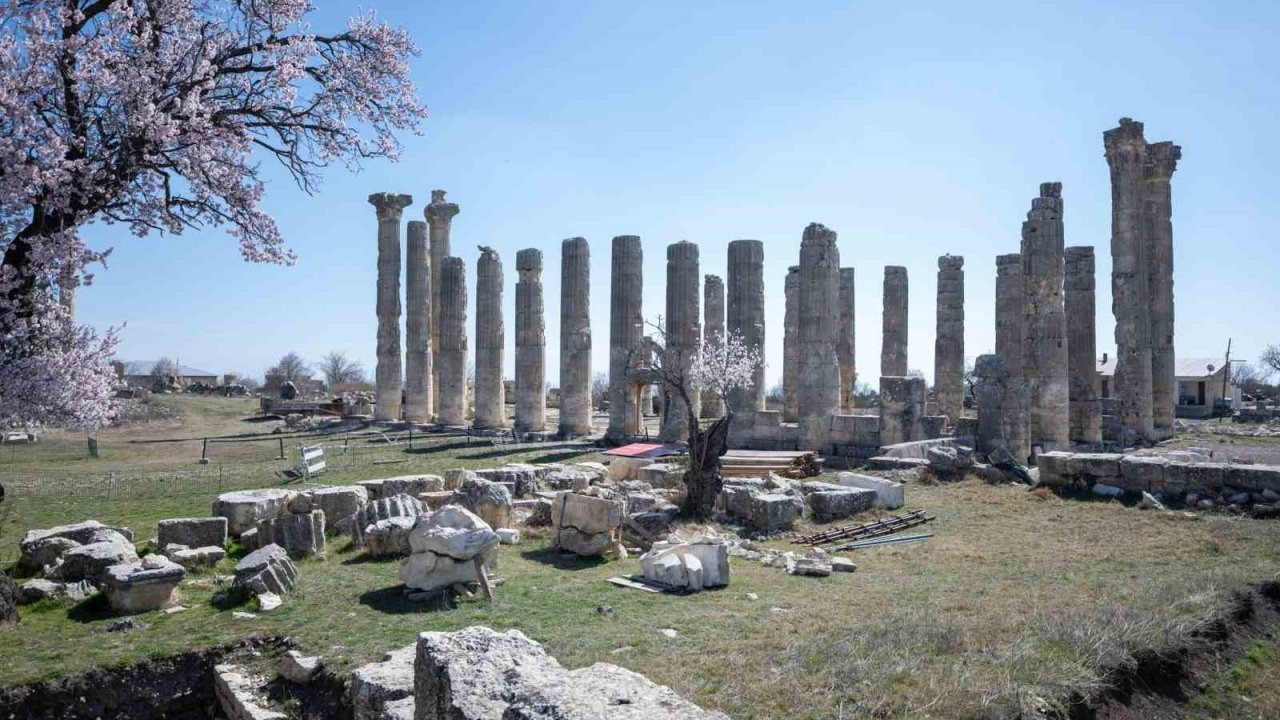 Uzuncaburç Antik Kenti ziyaretçilerini bekliyor