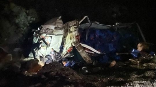 Seydikemer’de domates yüklü kamyon uçuruma yuvarlandı: 1 yaralı