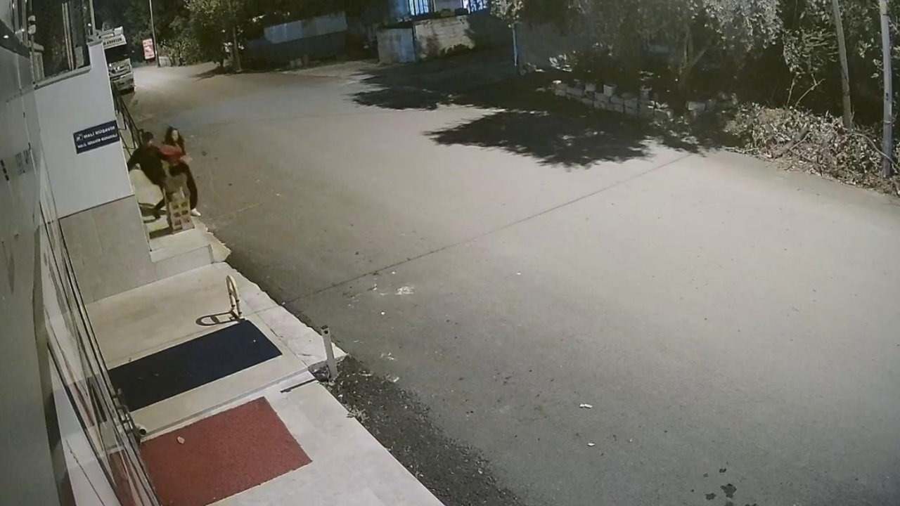 Çöp kutusunu tekmeleyip dağıttı, hiçbir şey yokmuş gibi yoluna devam etti