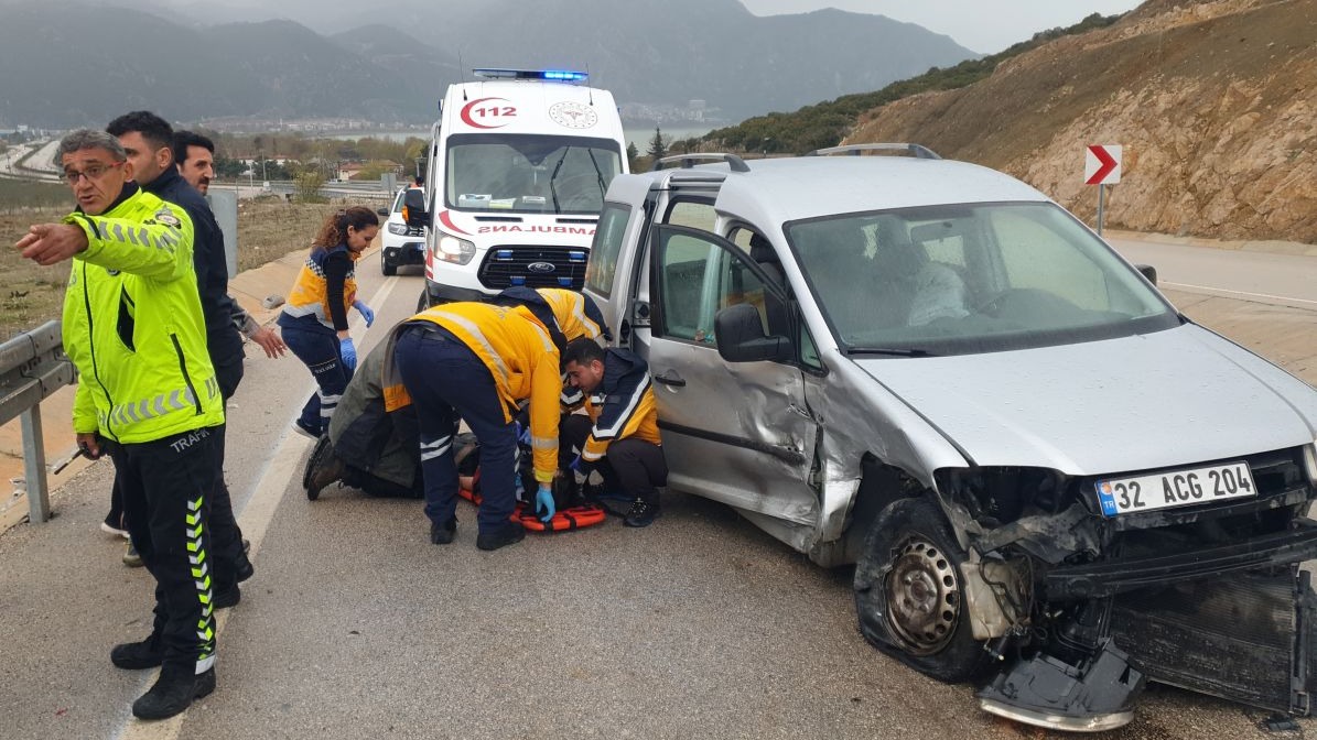 Kaza sonrası yaralı halde çevreye dağılan eşyalarını toplamaya çalıştı