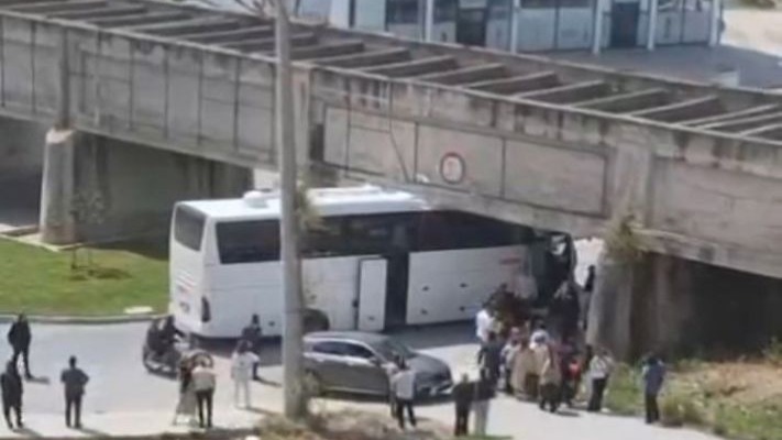 Otobüs köprü altına sıkıştı